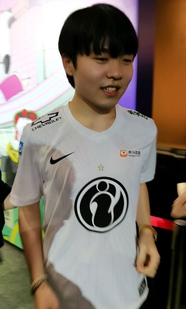 开云-关于Rookie回归赛场，战术调整首场状态亮眼，G2观众沸腾！的信息